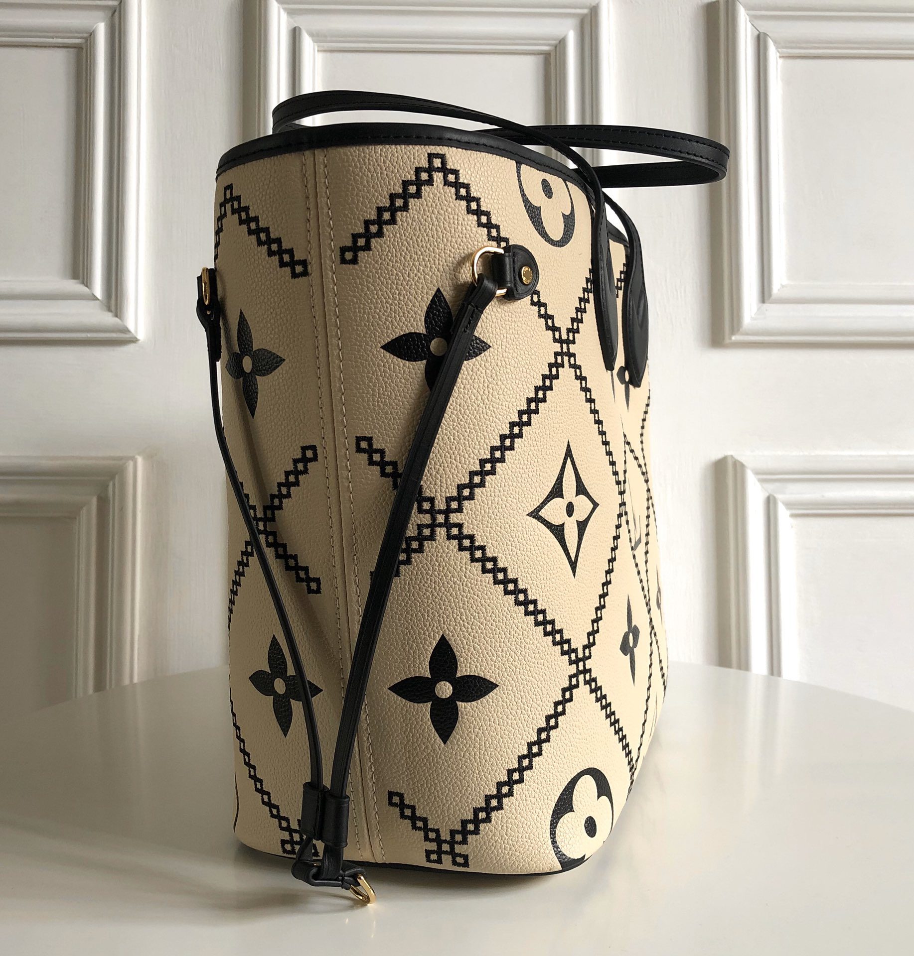 Best Copy Louis Vuitton NEVERFULL MM Embroidered Dmbossed Supple Grained Cowhide Leather M46039 Creme Beige And Black - image 1