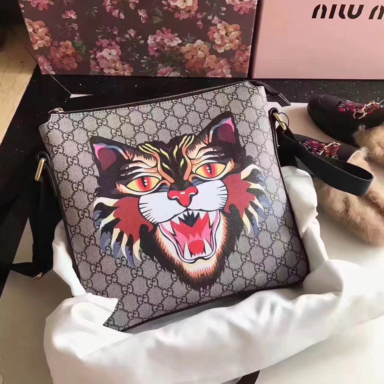 Gucci 473886 Cat Print GG Supreme Flat Messenger Bag