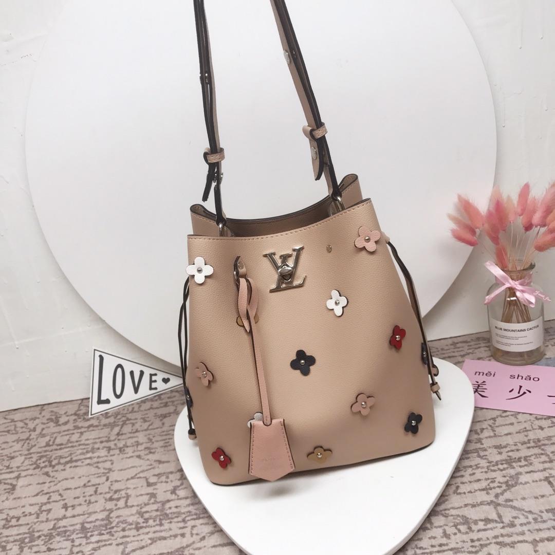 Louis Vuitton M53081 Lockme Bucket Soft Calfskin