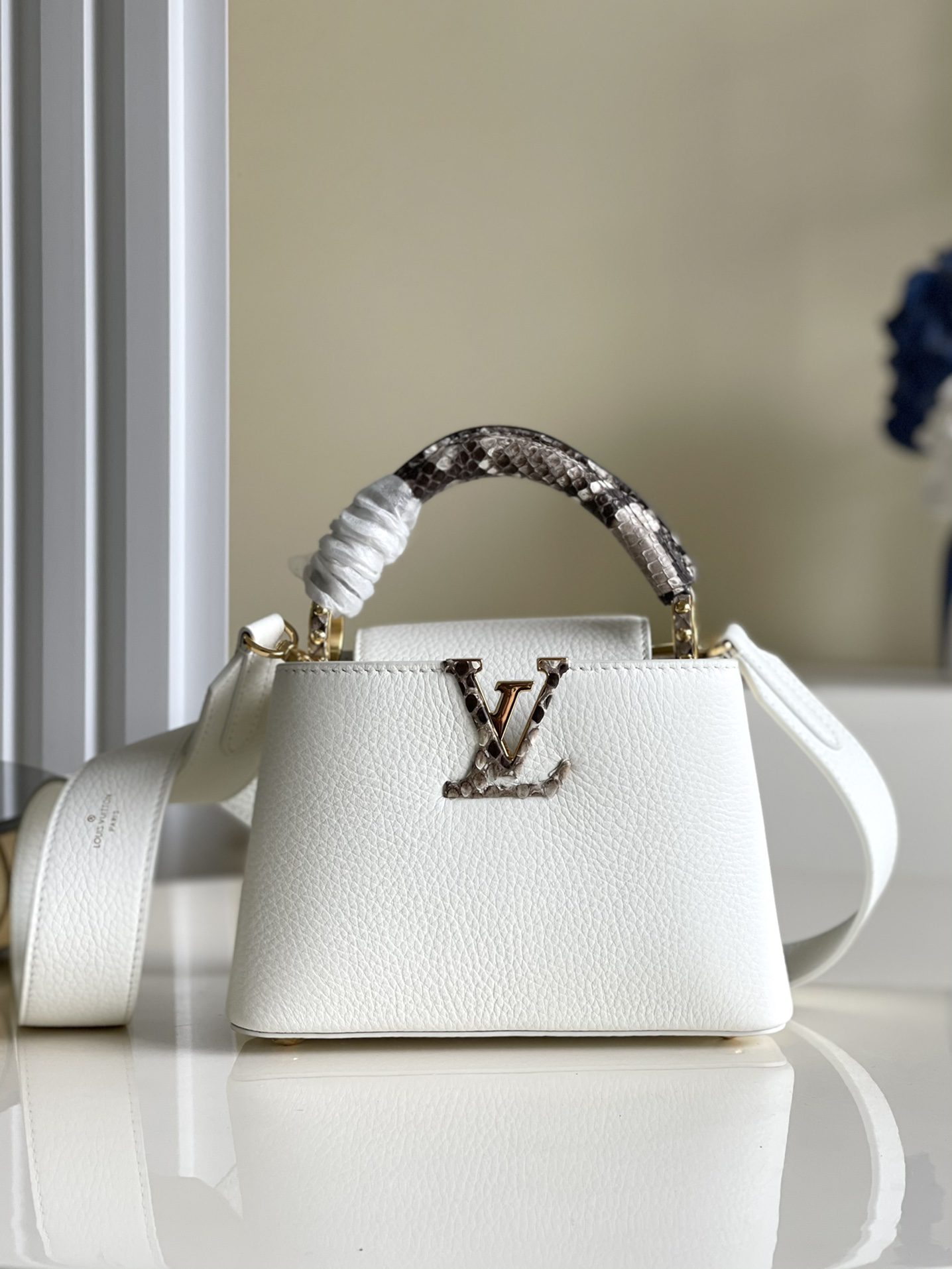 Replica Louis Vuitton M98477 Capucines Taurillon Leather in White with Handle Wrapped in Natural Python Leather