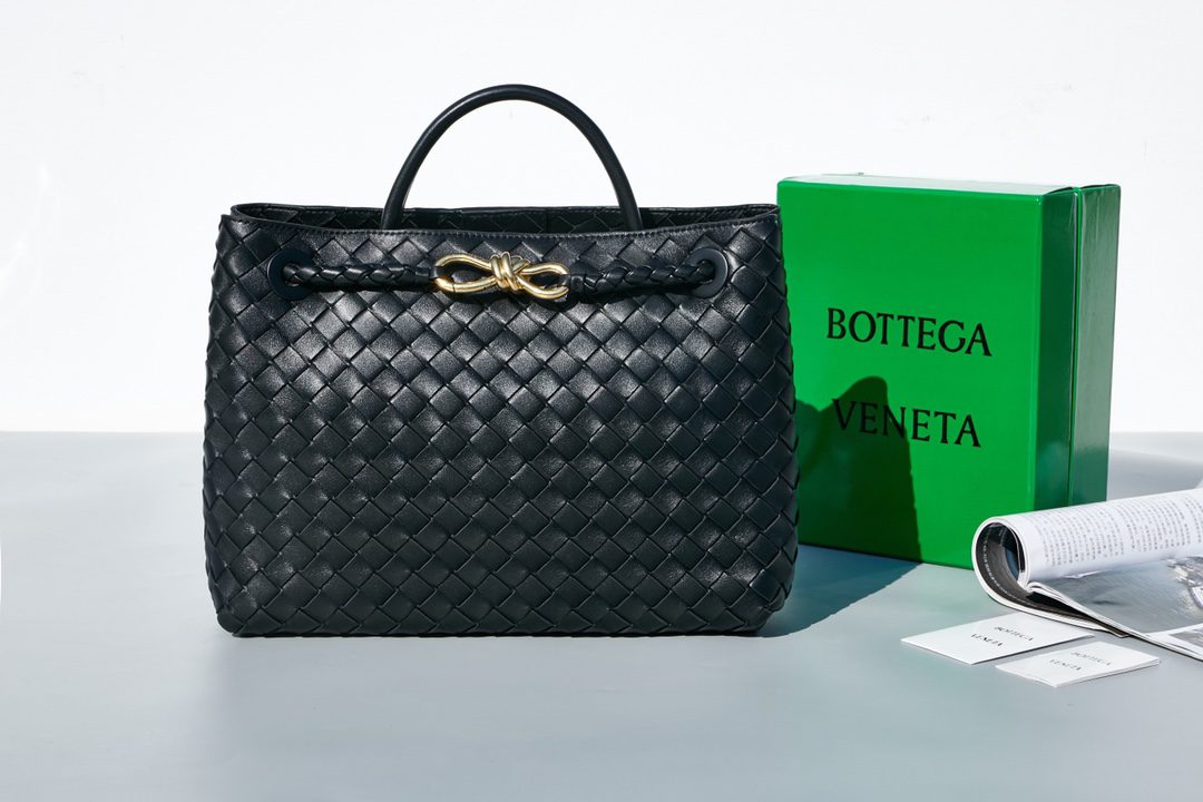 Bottega Veneta Medium Andiamo leather tote